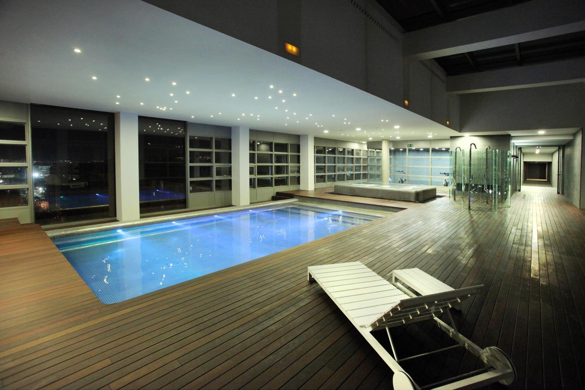 Hotel Reina Petronila Сарагоса Удобства фото The swimming pool at the hotel