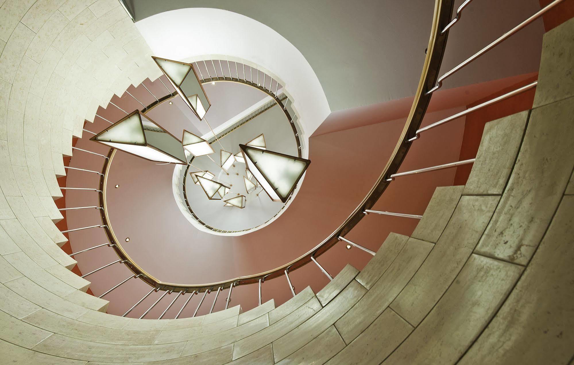 Hotel Reina Petronila Сарагоса Экстерьер фото Spiral staircase